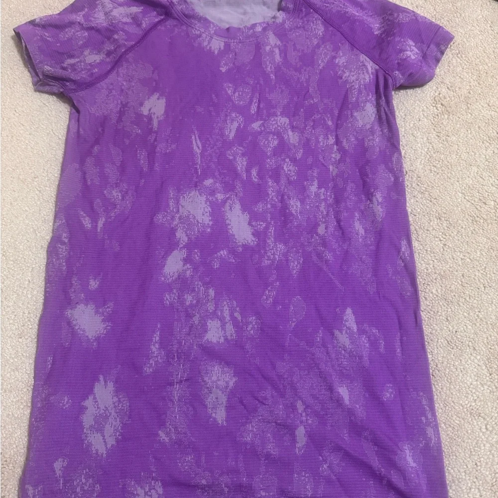 Lululemon Shadow Bloom Moonlit Magenta / Faint Lavender Swiftly Shirt - Picture 3 of 11